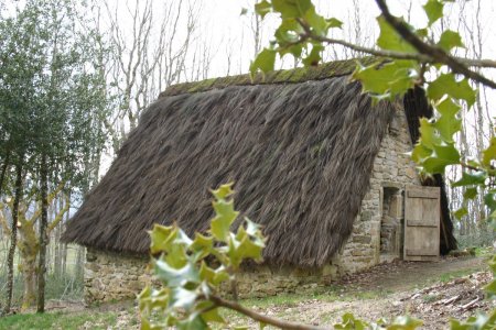 De oude schapenstal met een dak van brem op Maison Payrac in Nages.